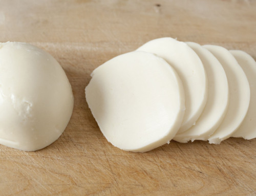 Frischer Mozzarella-Schneider