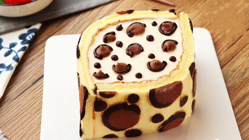 Leopard yogurt mousse roll - Different mousse cake roll cutting