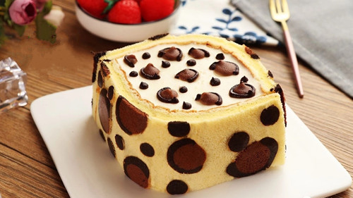 Leopard yogurt mousse roll - Different mousse cake roll cutting